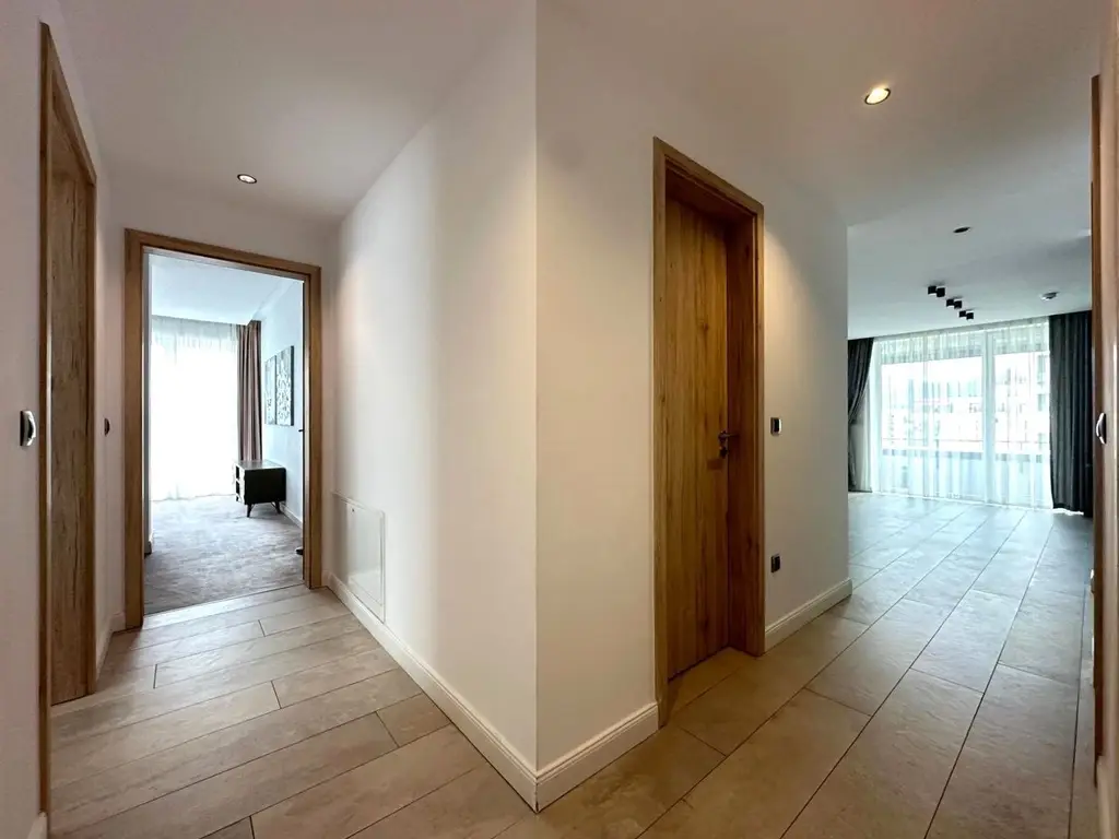 Inchiriem penthouse LUX 4 camere cu terasa de 122 mp zona Coresi