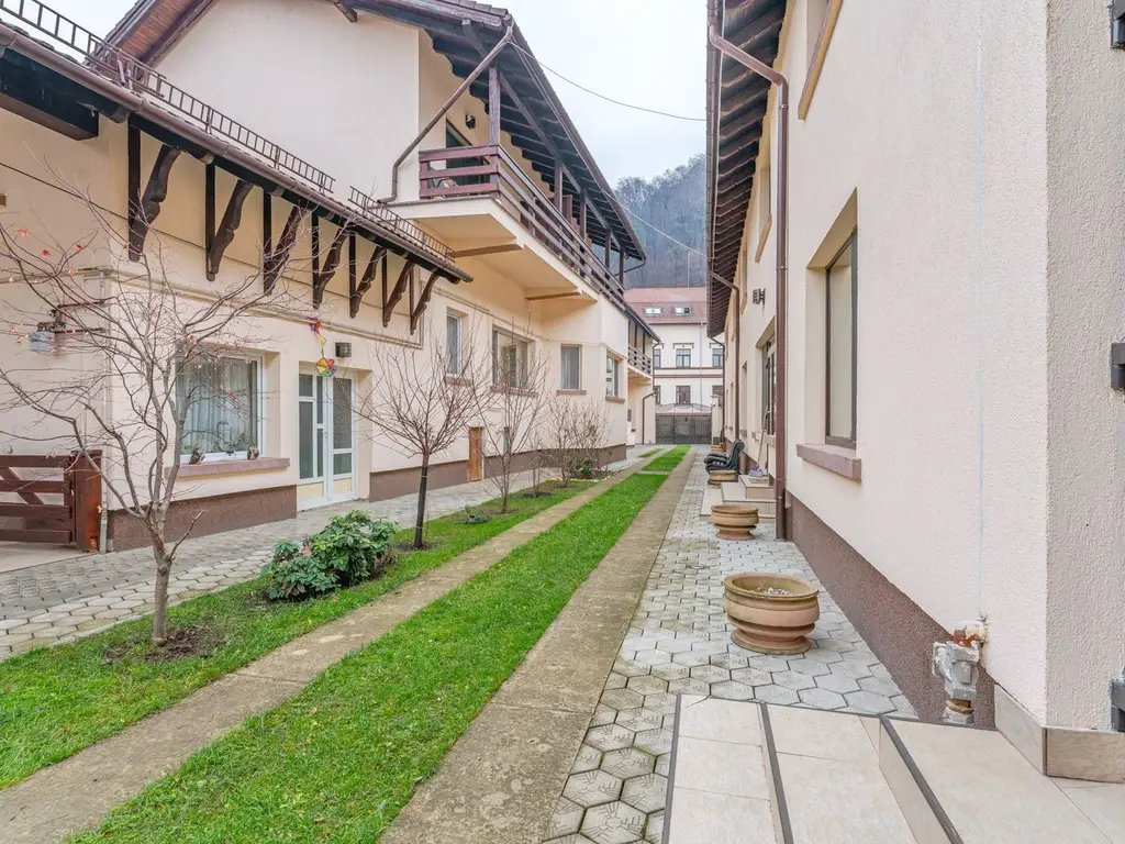 Pensiune Râșnov, 13 camere plus locuință proprietar, zonă Cetate