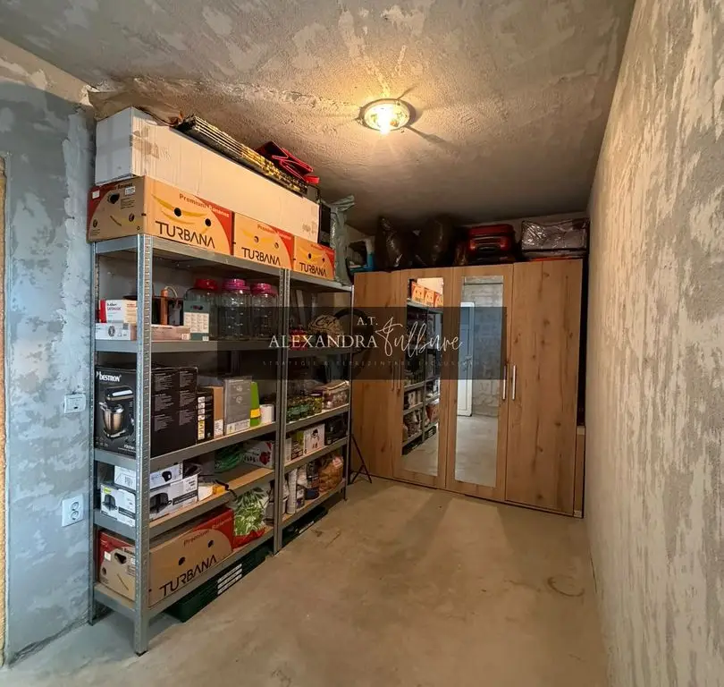Apartament 3 camere, curte, boxa, parcare, Sub Cetate