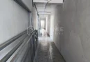Spațiu industrial modern cu panouri fotovoltaice și acces TIR