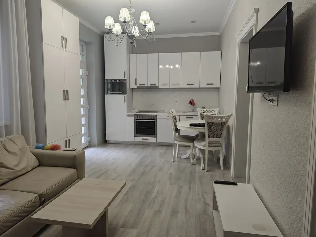 Apartament 3 camere la casa ,ultracentral, 550 E neg. Comision 50%