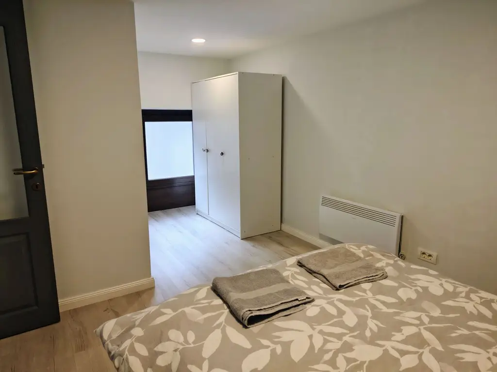 Chirie: apartament ultracentral, 3 camere 450 E neg. Comision 50%