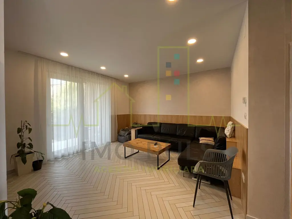 Apartament pe 3 nivele. Terasa 30 mp. 2 Balcoane. 2 Bai. Gradina
