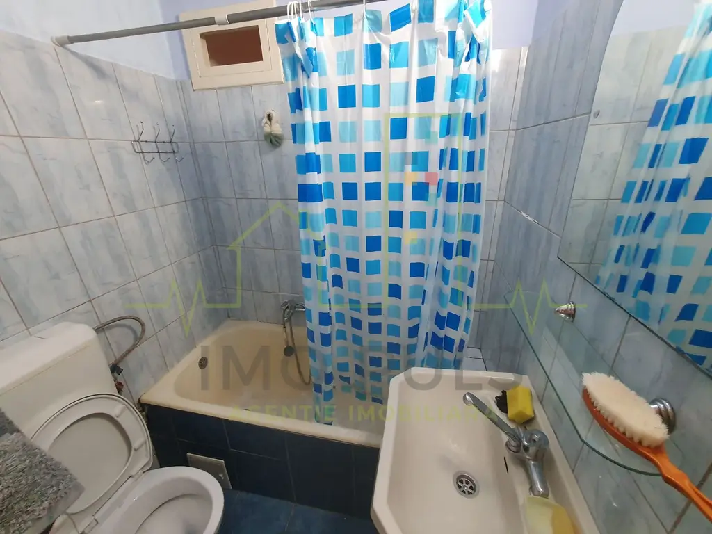 Bloc izolat. Bucatarie din constructie. Balcon mare cu acte.