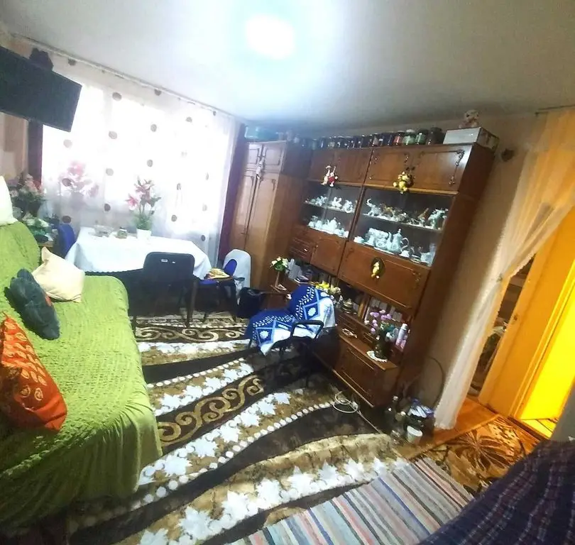 BRASADAS vinde ap 2 cam etaj 4/4 in Carpați 1.