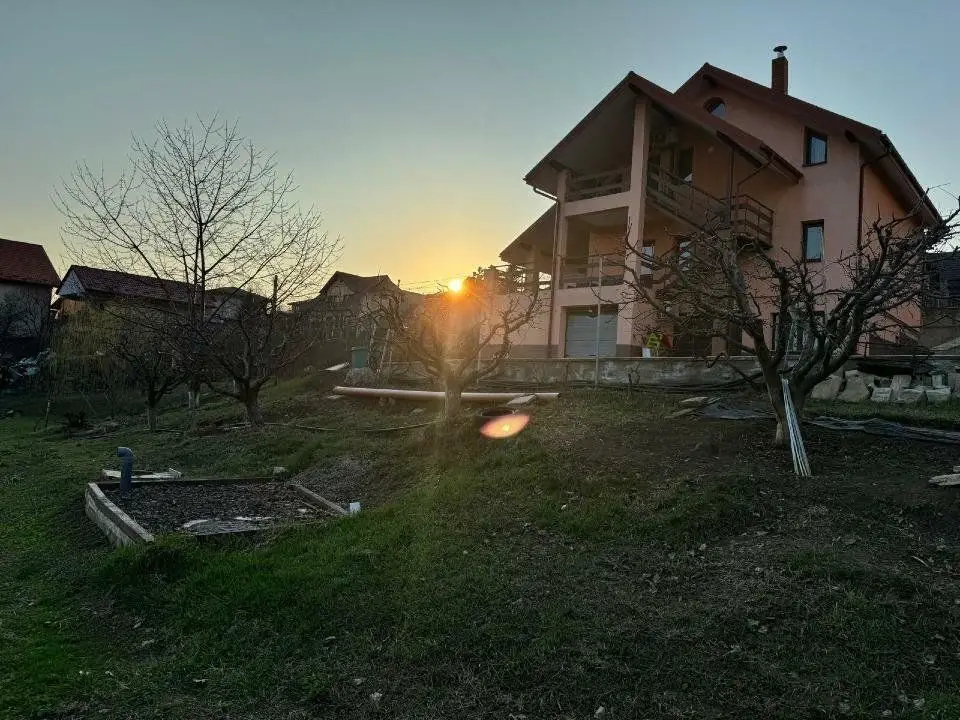 Hlincea, str.Mănăstirii, CIUREA, Iaşi + 1.700 mp teren şi Vilă (D+P+M)