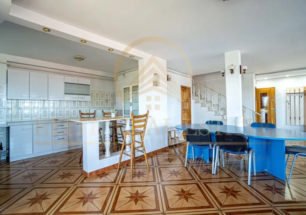 Duplex luminos și bine compartimentat, situat într-un imobil construit în 2003,