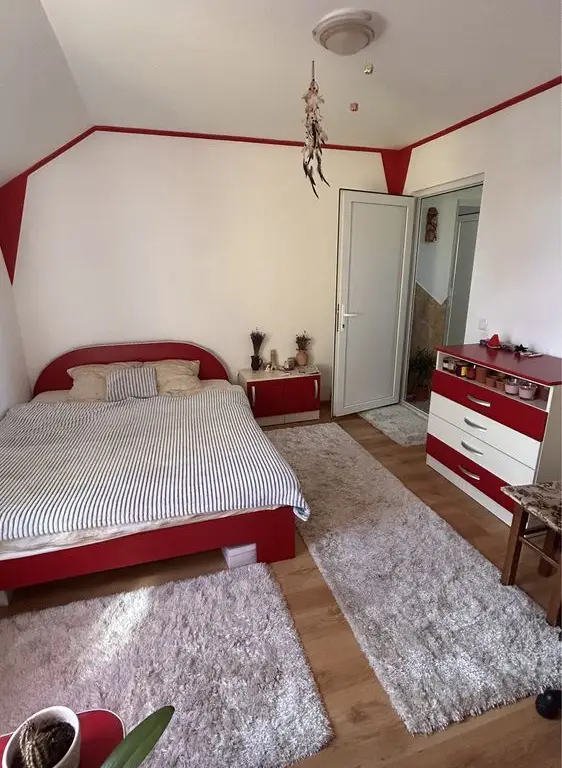 BRASADAS vinde casă cu etaj 8 cam 8 ari zona BOTIZULUI.