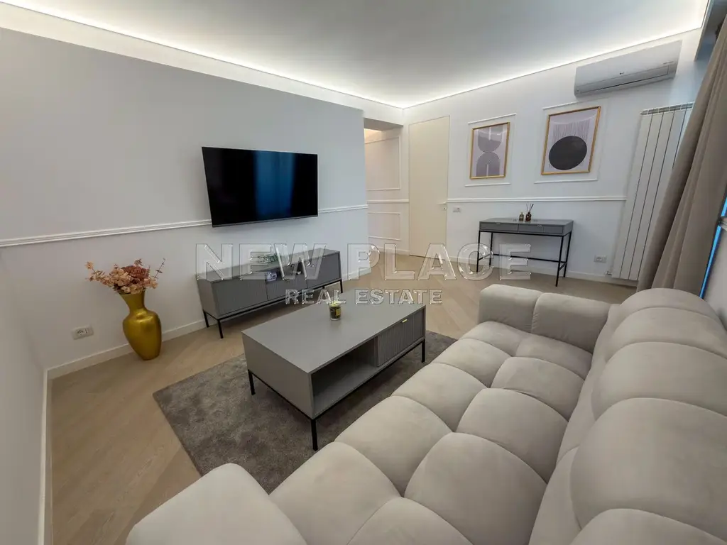 [VIDEO] CORTINA NORTH | Bucatarie inchisa | 1,100 Eur+TVA|Terasa 30 mp