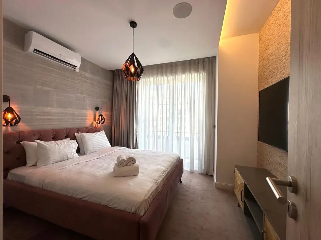 Inchiriem penthouse LUX 4 camere cu terasa de 122 mp zona Coresi