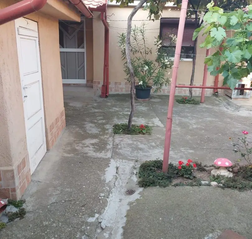 ageuropa.ro vinde casa in zona 14 Mai cu 3 cam. si teren aferent de 500mp.
