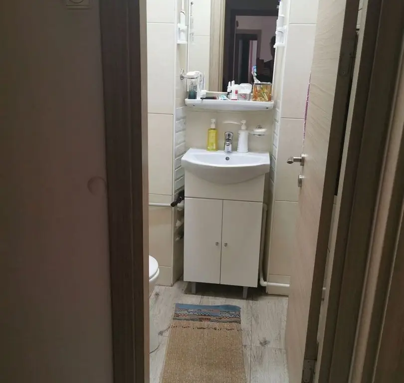 Proprietar , vand apartament , 4 camere cu centrala termica , boxa si loc parcare adp