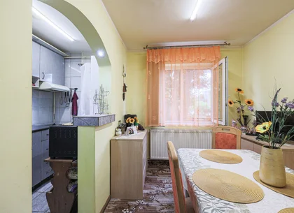 Apartament, la etajul 1, cu balcon spre zona verde, malul Muresului