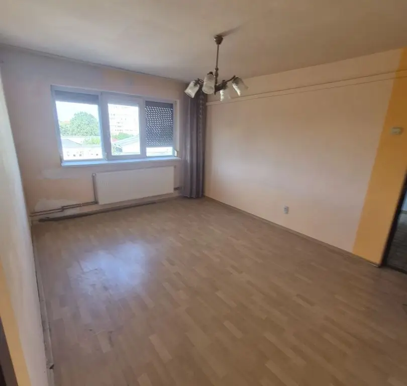 Apartament 3 camere | 55 mp | Centrală proprie | Piața Doina |