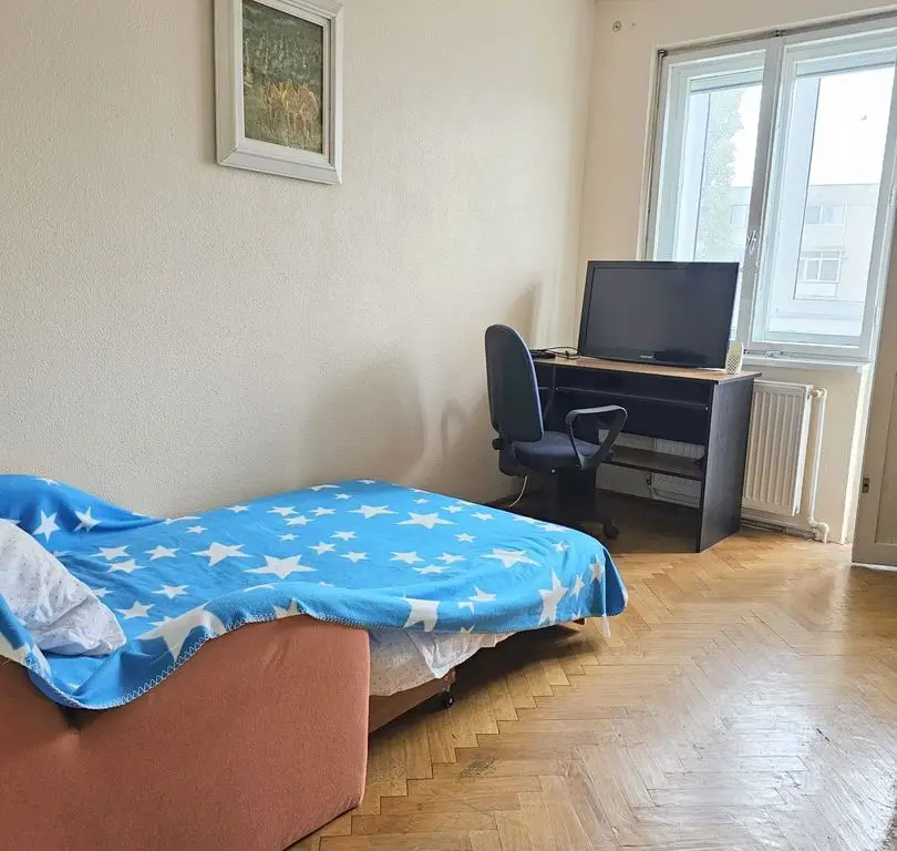 Apartament cu 3 camere, etaj intermediar - Piata Centrala