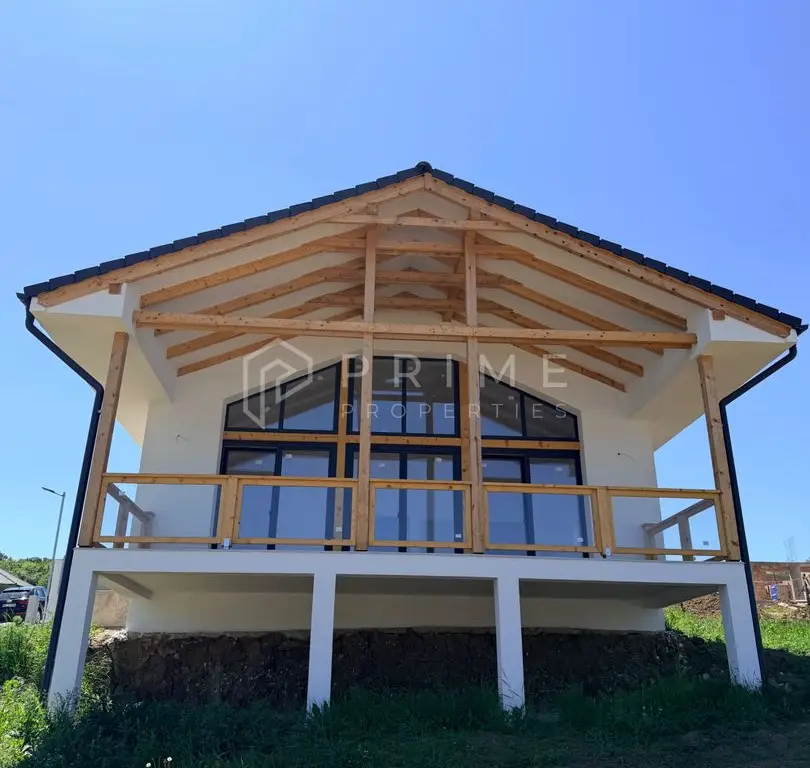 Vilă chalet modern cu perete panoramic de sticlă - Livezeni, Mureș