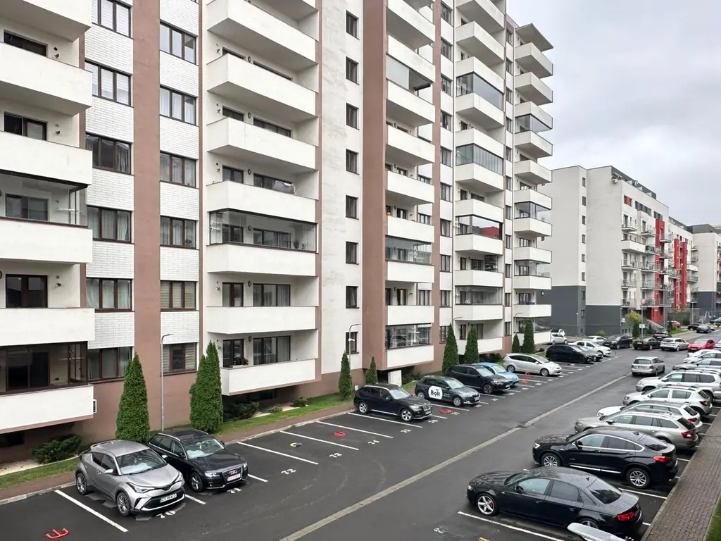 Vând apartament 3 camere 3 minute de Coresi complex ISARAN