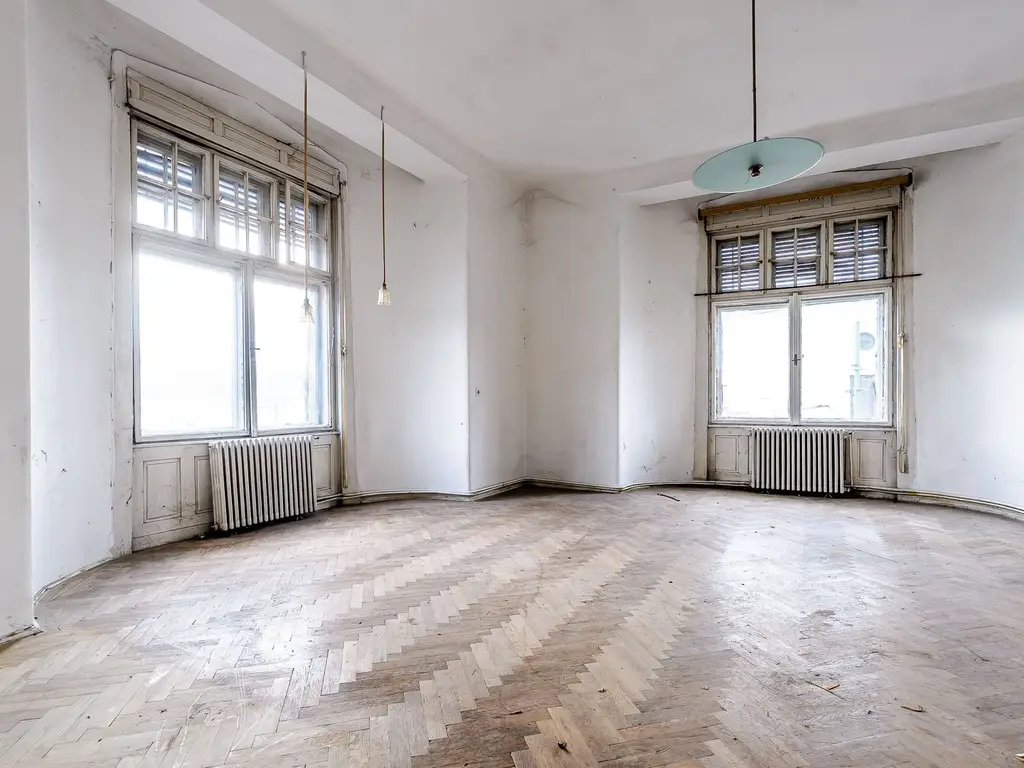 VÂNDUT! Apartament 4 camere, etaj 1, în Palatul Steiner, Arad