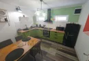 Casa + 5 apartamente + spatiu de inchiriat + parcari. Pretabil locuit + afacere