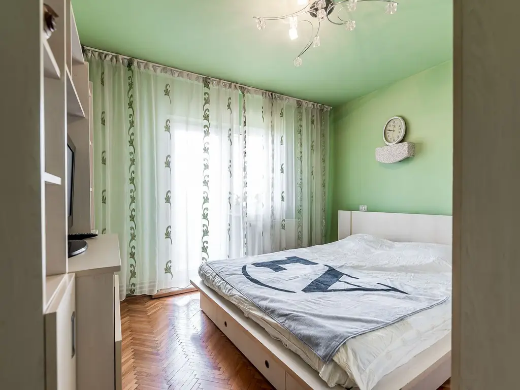 REZERVAT!! Apartament 3 camere Micalaca 300. Vedere superbă