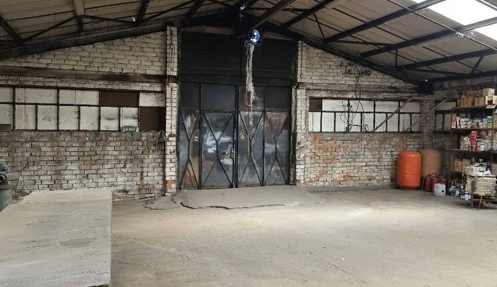 Hală de închiriat Sector 3 – Șos. Industriilor – 290 mp