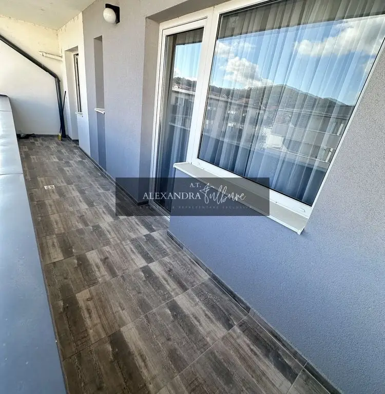 Apartament de vanzare 3 camere decomanda, balcon, parcare