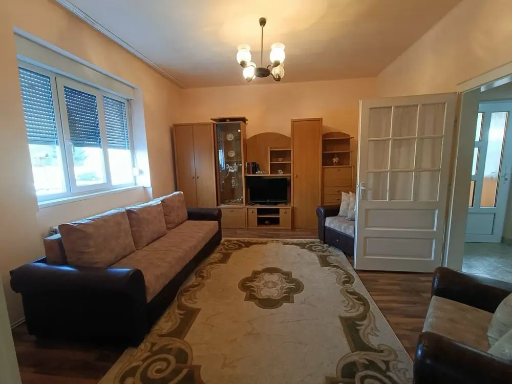 BRASADAS vinde casa 3 cam DUPLEX intrare separată.