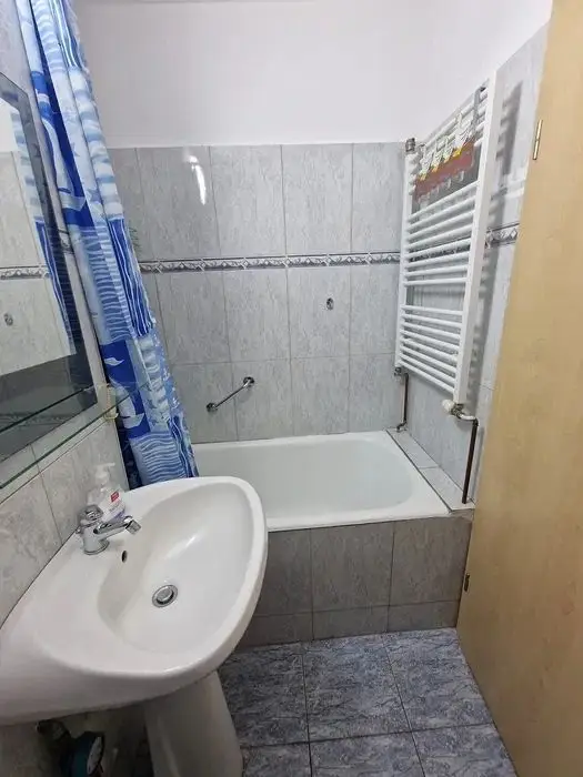 Apartament cu 2 camere decomandate, situat în zona Dacia