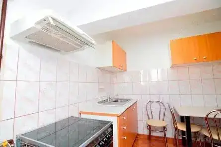 BRASADAS inchiriaza ap 2 cam etaj 4/8 Bd Unirii Zepter.