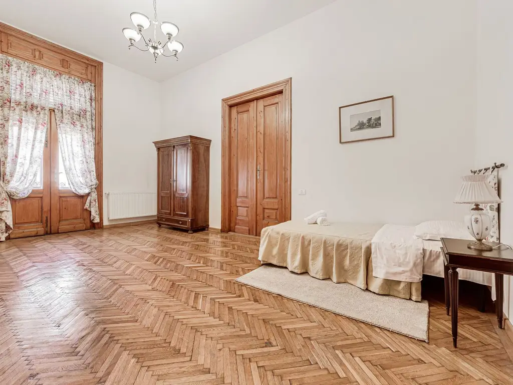 Bijuterie arhitecturală cu istorie. Confort modern, Ultracentral.