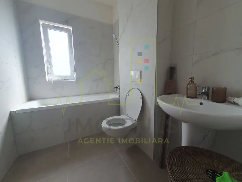 Etaj 1. Balcon mare. Bucatarie cu posibilitate de inchidere.