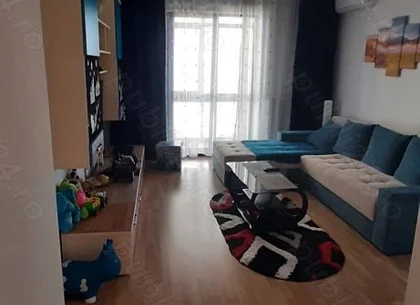 inchiriez apartament 3 camere ,loc parcare