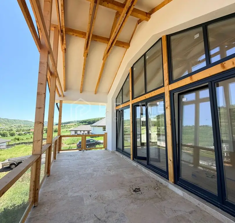 Vilă chalet modern cu perete panoramic de sticlă - Livezeni, Mureș