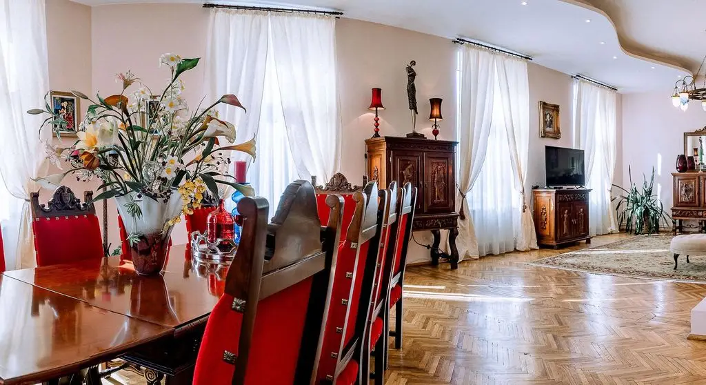 Apartament 4 cam, ultracentral, 170 mp. 289.000 E neg. Comision 0