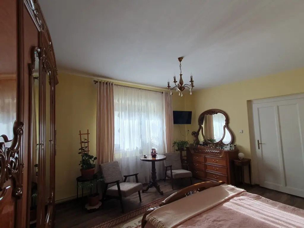 Vand apartament la casă cu curte – zonă centrală aproape de Malul Mureșului