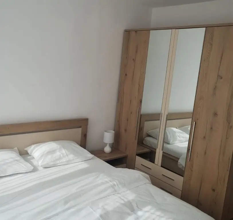 BRASADAS vinde ap 2 cam etaj 7/10 la Burdea