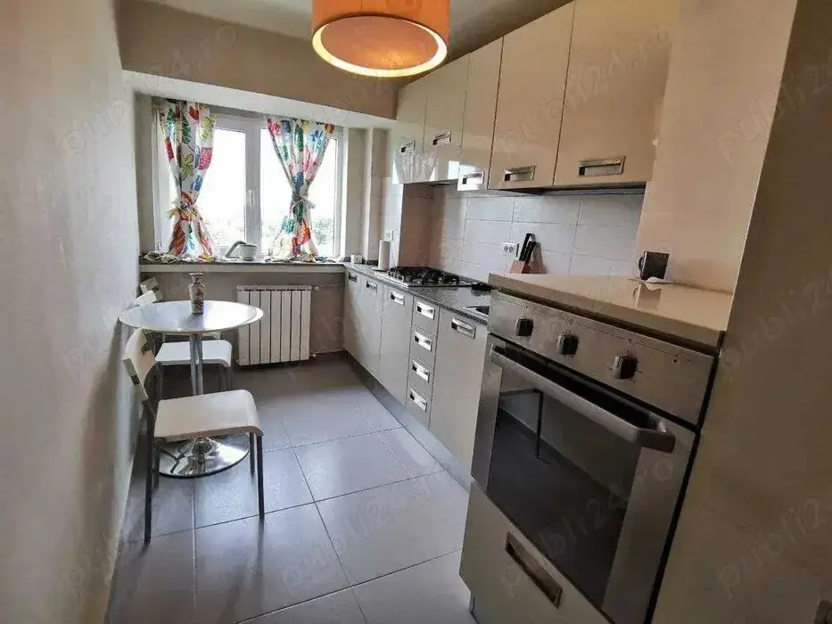 BRASADAS închiriază ap cam etaj 6/8 Bd. UNIRII.