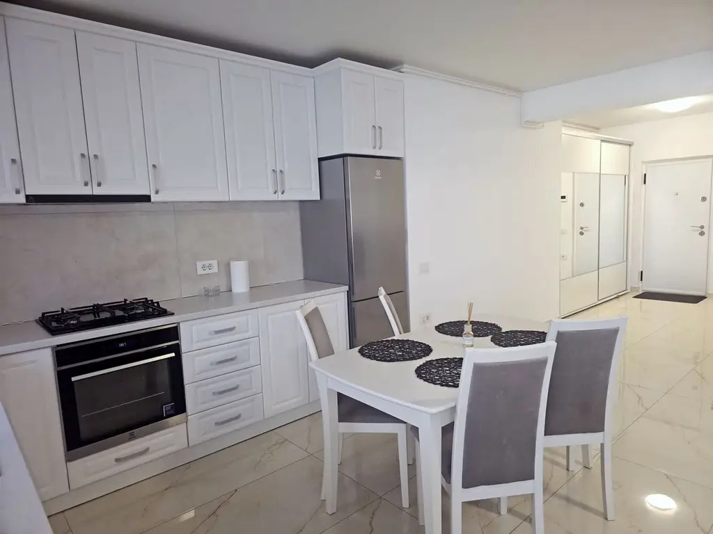 De vanzare - apartament cu 2 camere, Micro 17, bloc Roka - 139000 euro