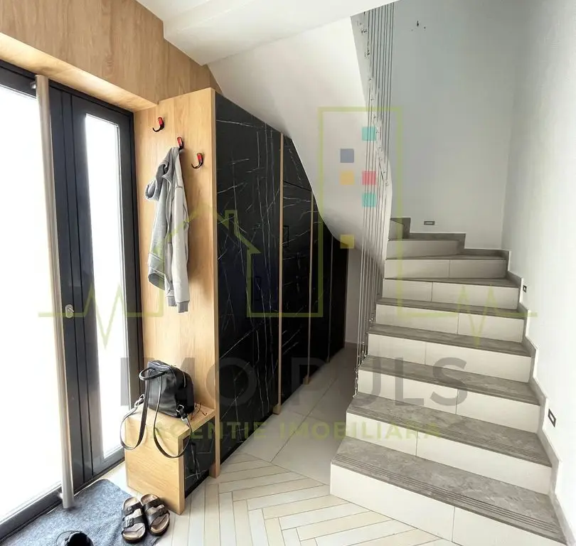 Apartament pe 3 nivele. Terasa 30 mp. 2 Balcoane. 2 Bai. Gradina