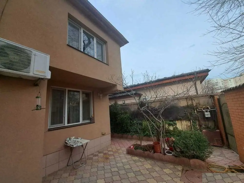 Vila, 2005,  3 camere, 2 bai in Piata Muncii