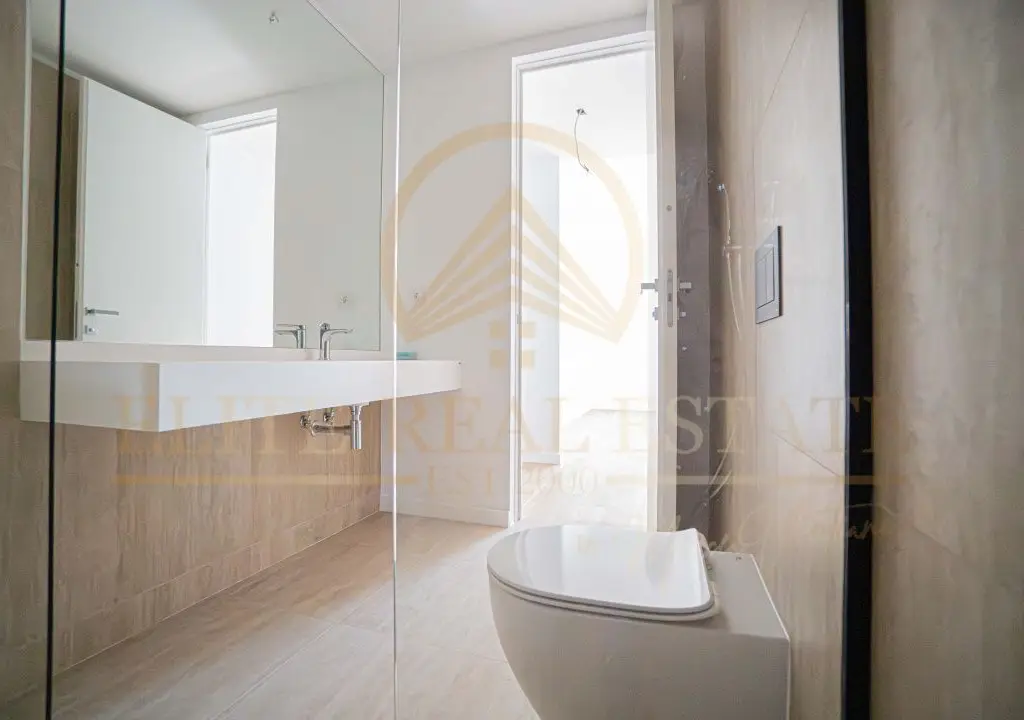 Stațiunea Mamaia - Vânzare apartament cu 2 camere, 2 bai, la 2 pasi de mare.