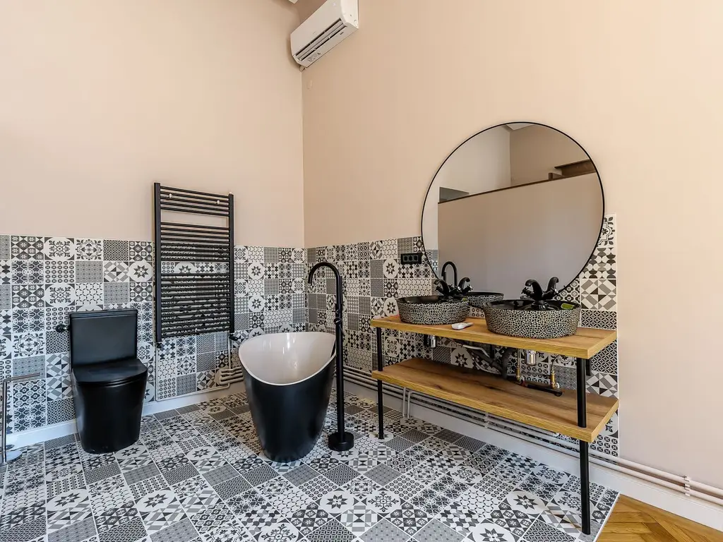 Apartament ULTRACENTRAL cu 3 camere, la cheie, renovat recent