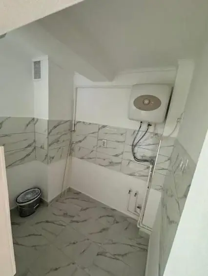 BRASADAS vinde garsoniera pe Ostrovului la etajul 4/4.