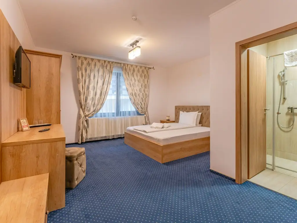 Pensiune Râșnov, 13 camere plus locuință proprietar, zonă Cetate