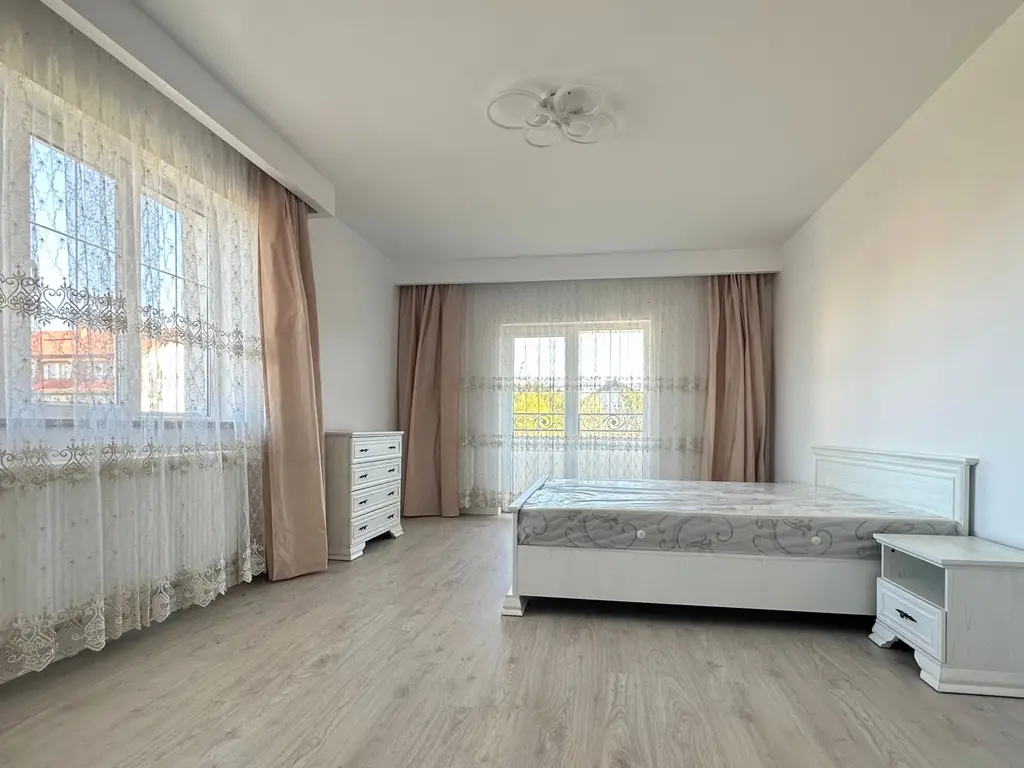 Vânzare casă 5 camere nouă elegantă și spațioasă în Hărman