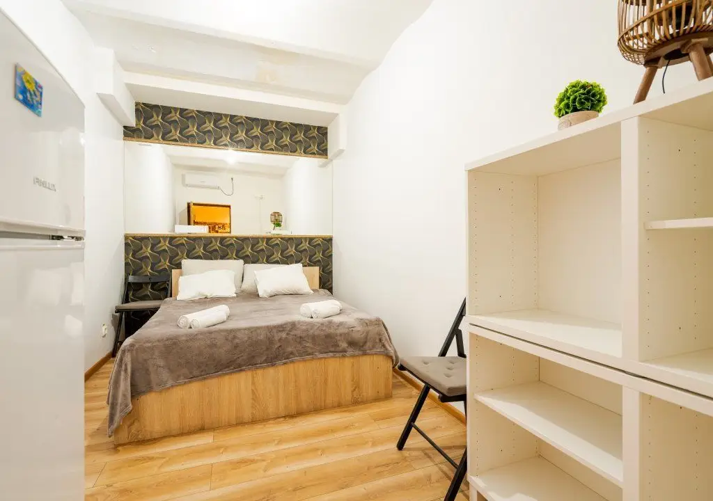 Ag BRASADAS vinde villa cu 20 camere Pta ROMANA.