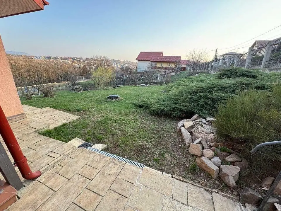 Hlincea, str.Mănăstirii, CIUREA, Iaşi + 1.700 mp teren şi Vilă (D+P+M)