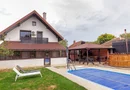Vilă 5 dormitoare, 4 băi, 2 248mp teren, piscină. Preț: 229 000 E.