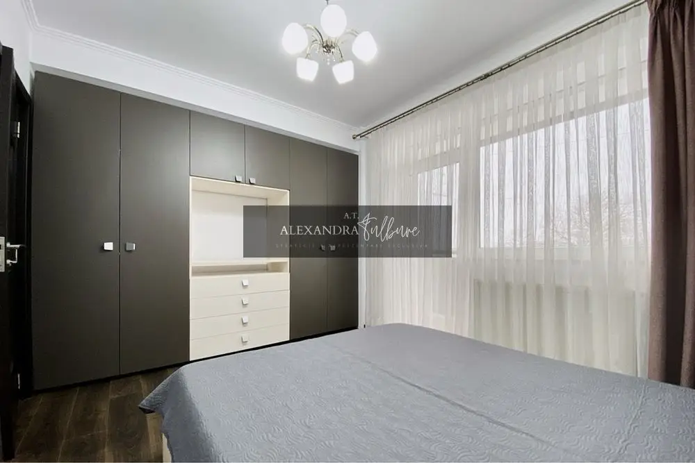 Apartament 3 camere, 2 balcoane, etaj intermediar, parcare.