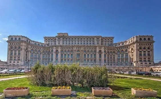 Bd Unirii Fantani, parcare subterana, sufragerie vitrata in totalitate